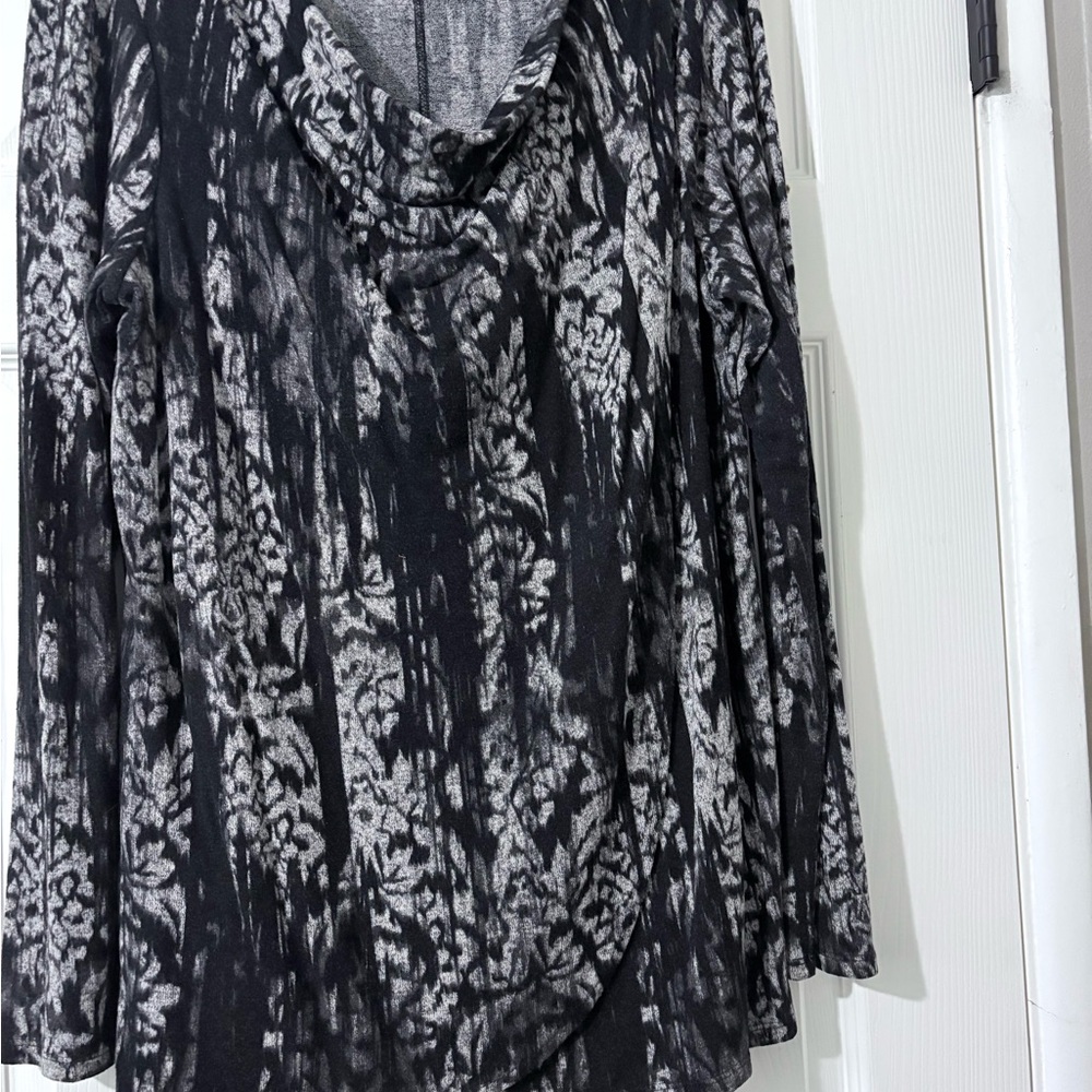 Black and Gray Patterned Long Sleeve Top